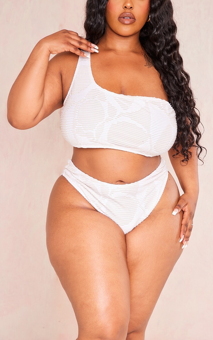 

PrettyLittleThing Плавки бикини кремового цвета с текстурой и высокой талией