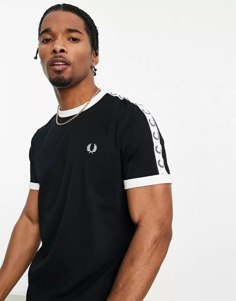 

Черная футболка с надписью Fred Perry