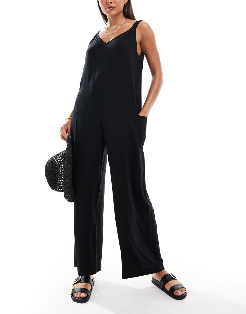 

Черный пляжный комбинезон с карманами ASOS DESIGN