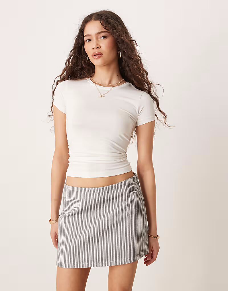 

Трикотажный топ Gina Tricot Soft Touch с короткими рукавами и круглым вырезом цвета «кремовый»
