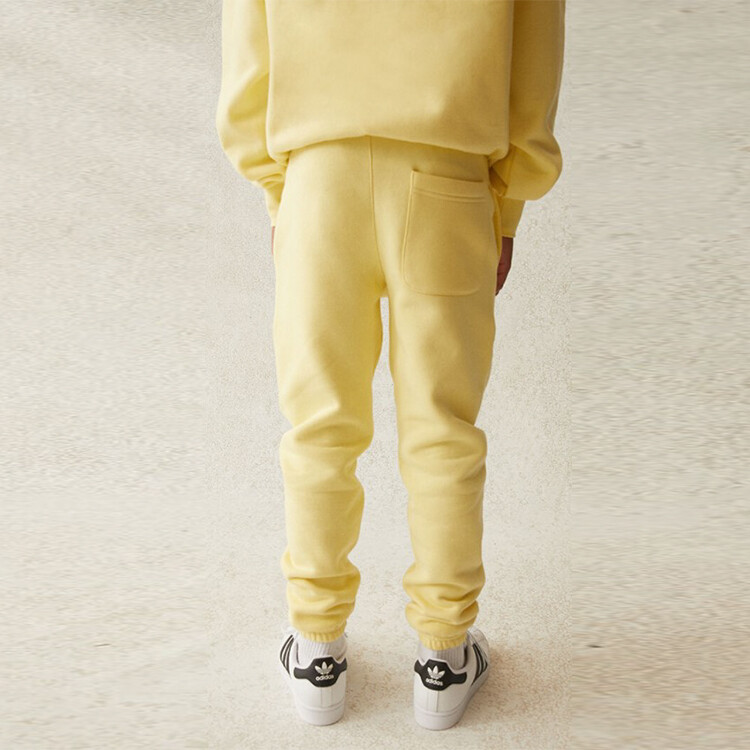 Детские трикотажные спортивные штаны Fear Of God Essentials, цвет Lemon — фото 4