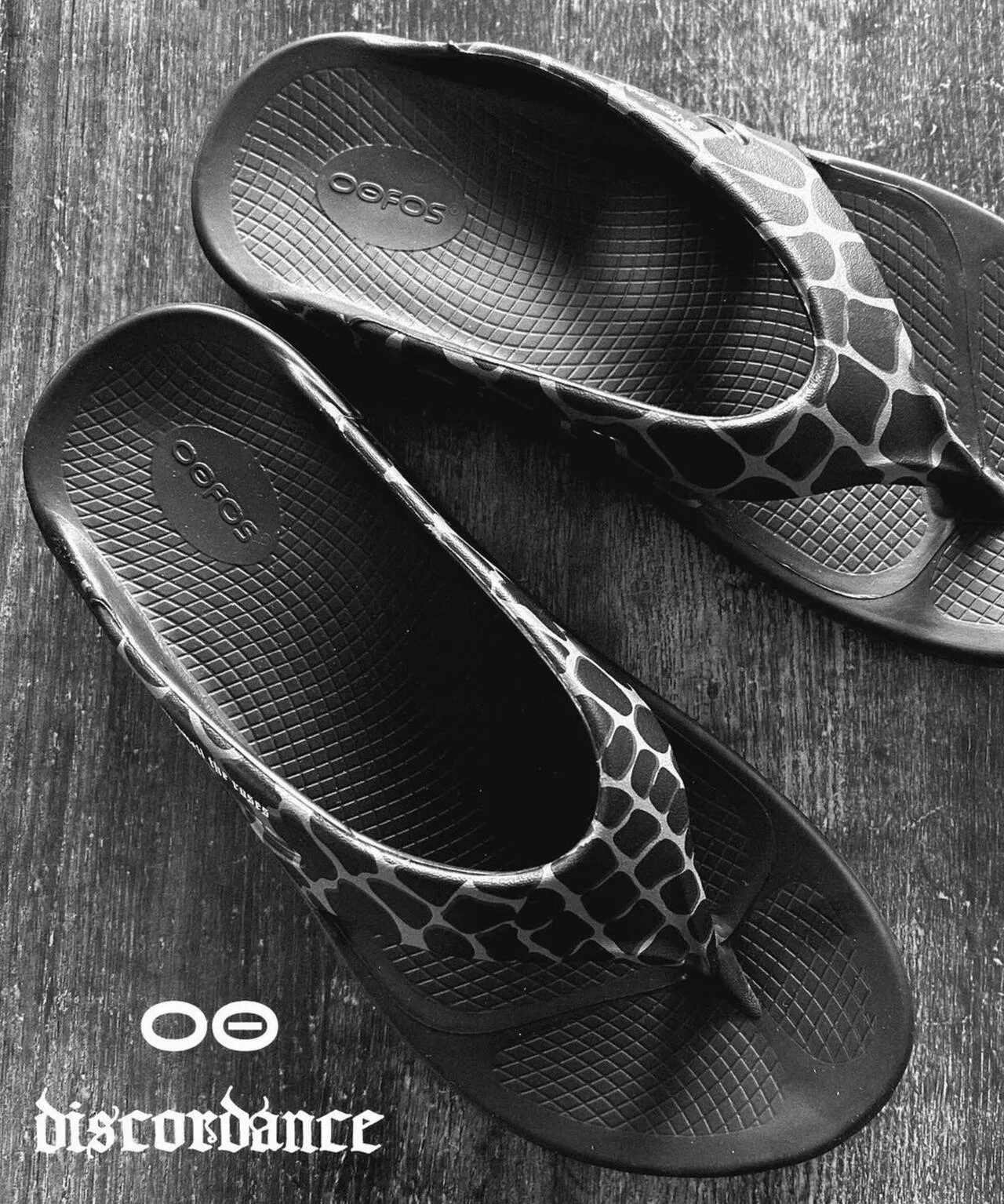 Унисекс сандалии OOFOS OORIGINAL с принтом "крокодил" чёрные — фото 3