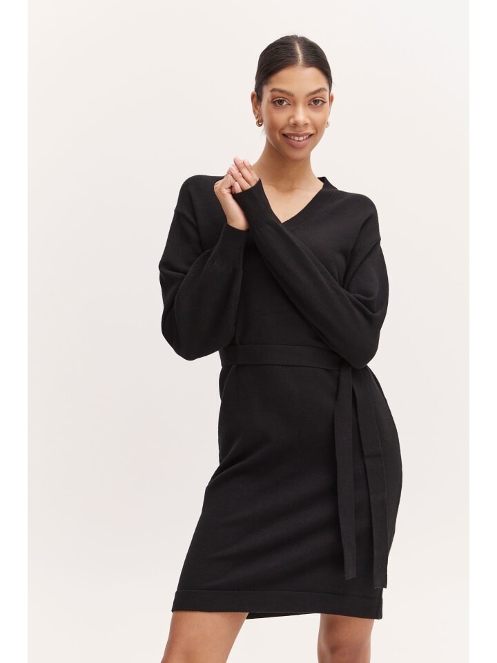 

Короткое платье b.young Strickkleid BYNONINA VNECK DRESS - 20811914 Strickkleid mit Bindegürtel, цвет black denim