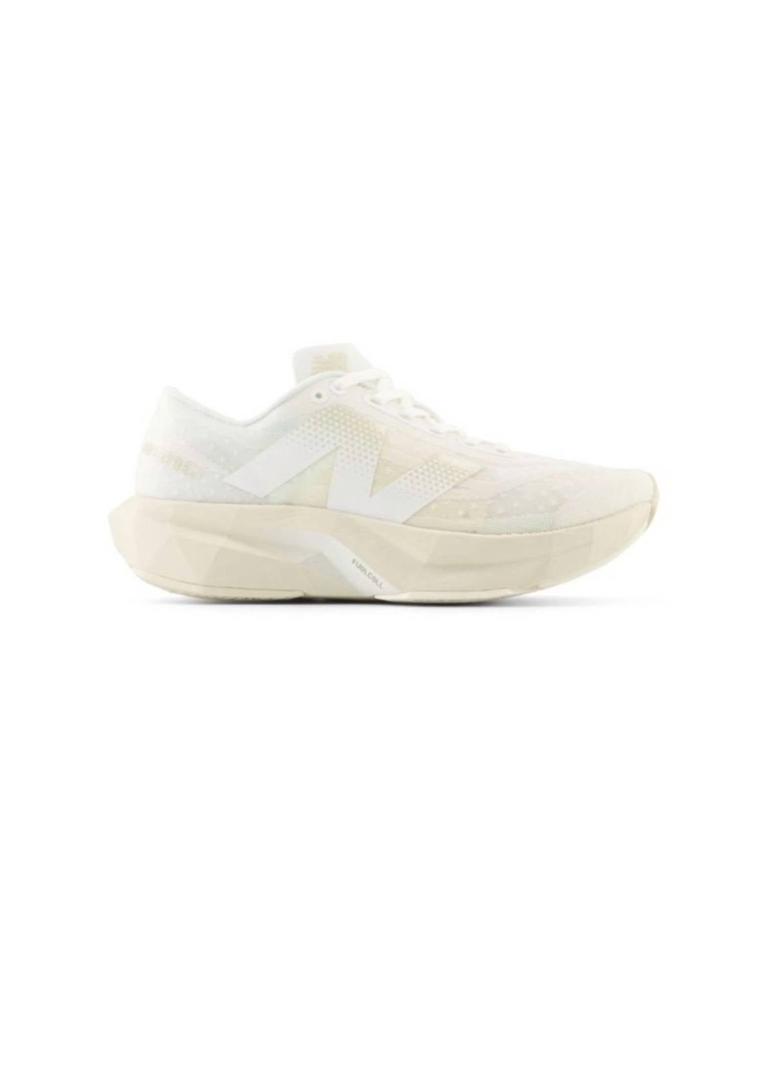 Женские беговые кроссовки Fuelcell Rebel V4 в белом цвете New Balance