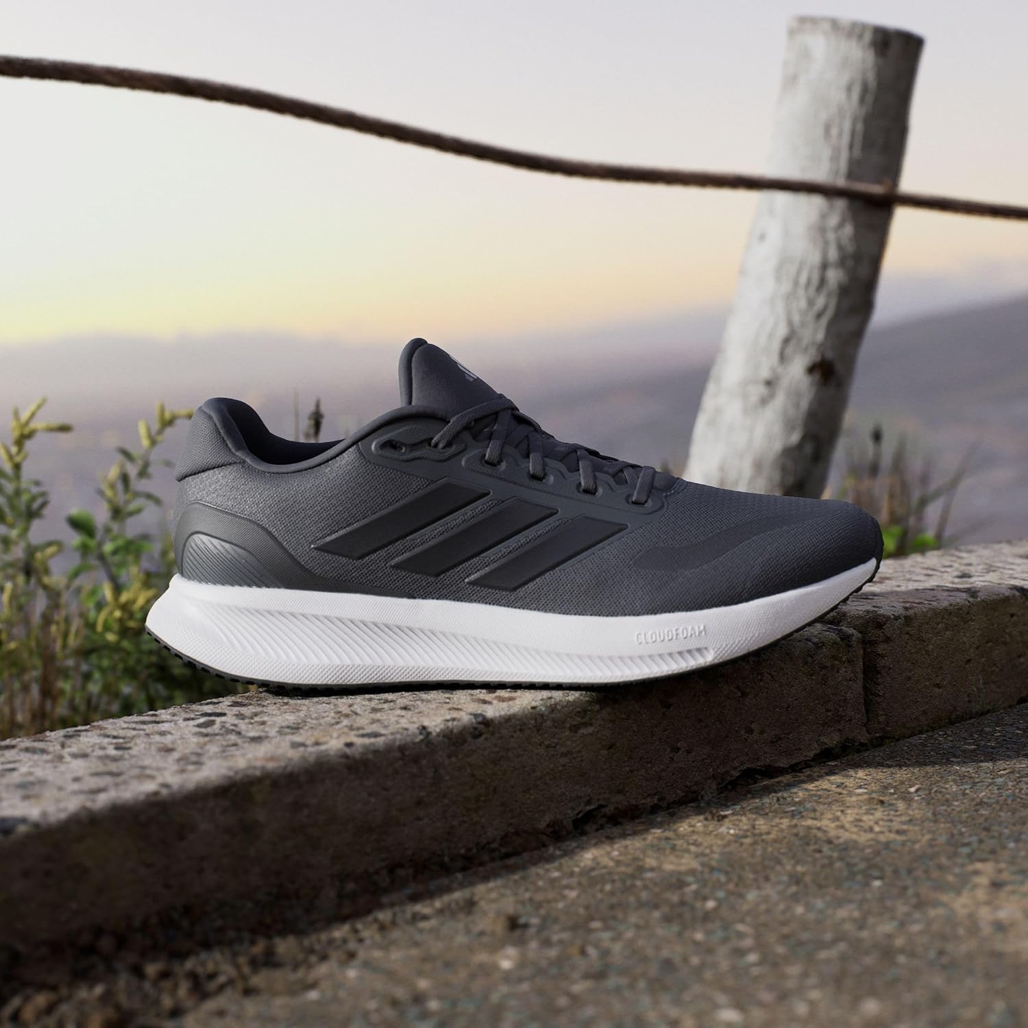 Мужские кроссовки adidas Falcon, белый/черный/серый — фото 2
