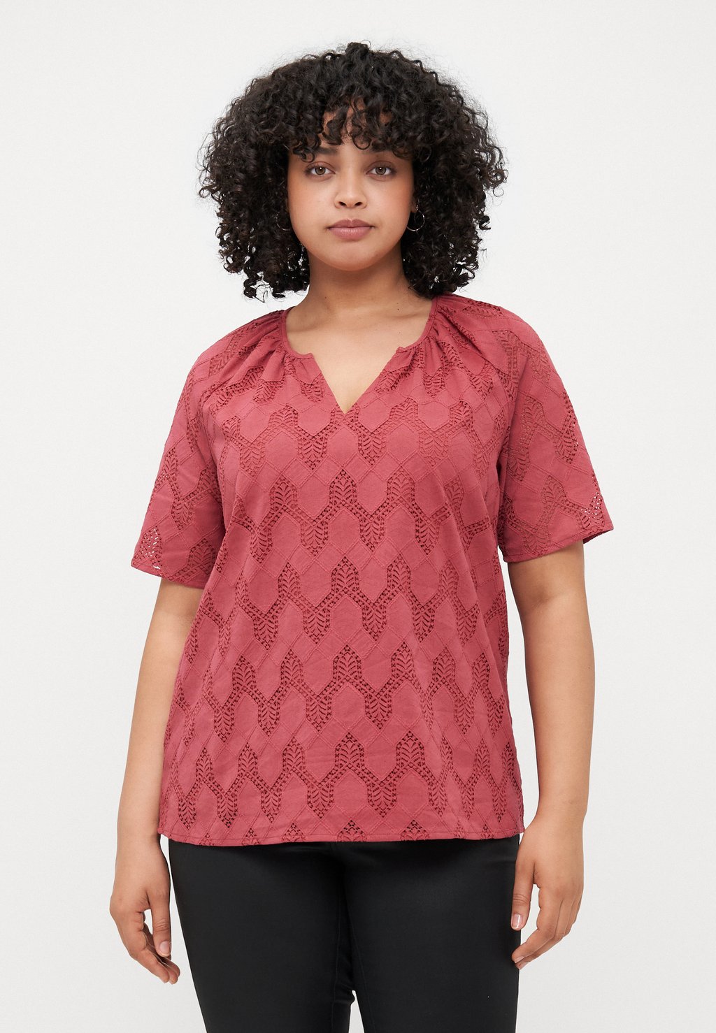 

Блуза CARCLEANOR V NECK ONLY Carmakoma, светло-красный