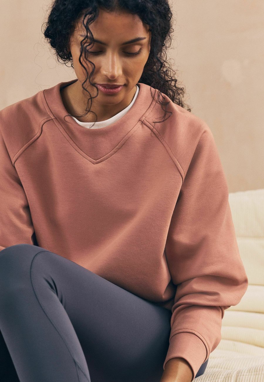 Толстовка Next RICH ULTIMATE COMFORT CREW NECK LONG SLEEVE, Mocha Brown/Brown — фото 3