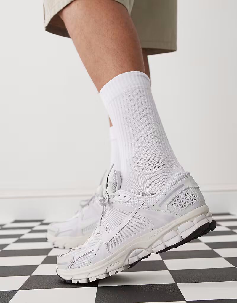 Кроссовки унисекс Nike Zoom Vomero 5 светло-серого цвета — фото 4