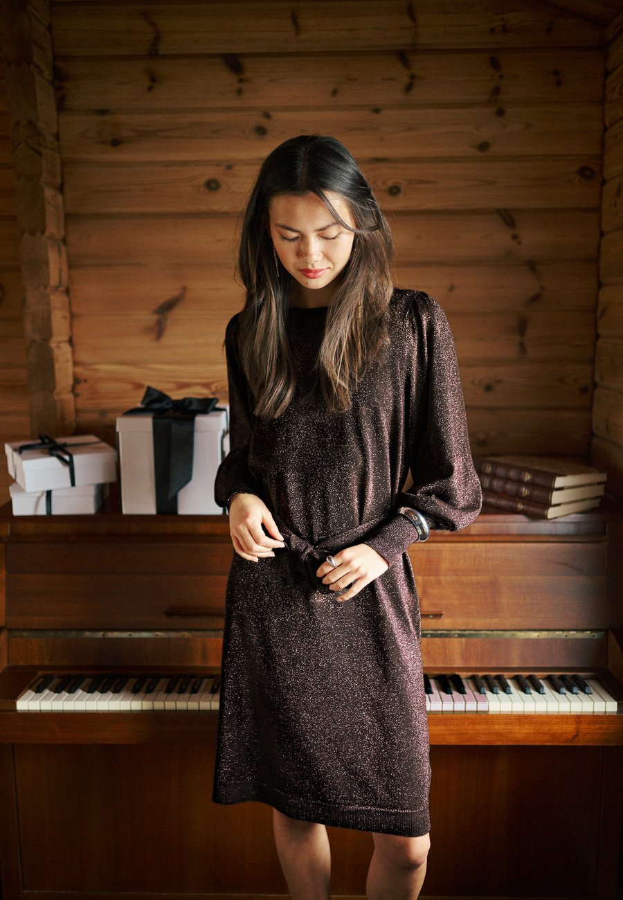 

Платье Kaffe KAREGINA KNIT BELT DRESS GLITTER, Black Coffee/Brown