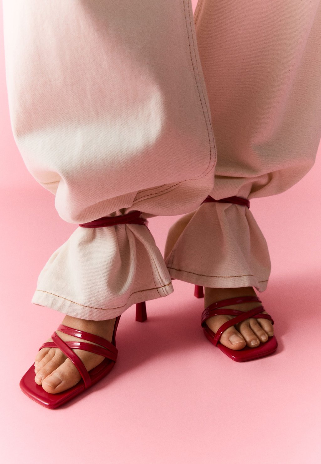 Сандалии STRAPPY con tacco Bershka, красный