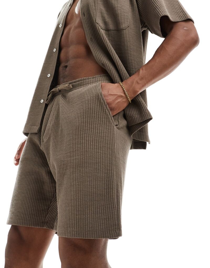 

Selected Homme – коричневые вафельные шорты, часть комплекта