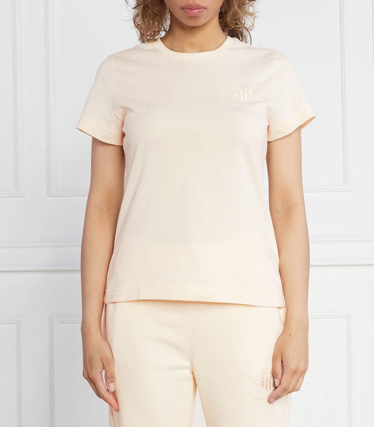 

Футболка Gant REG TONAL SHIELD SS Regular Fit, кремовый