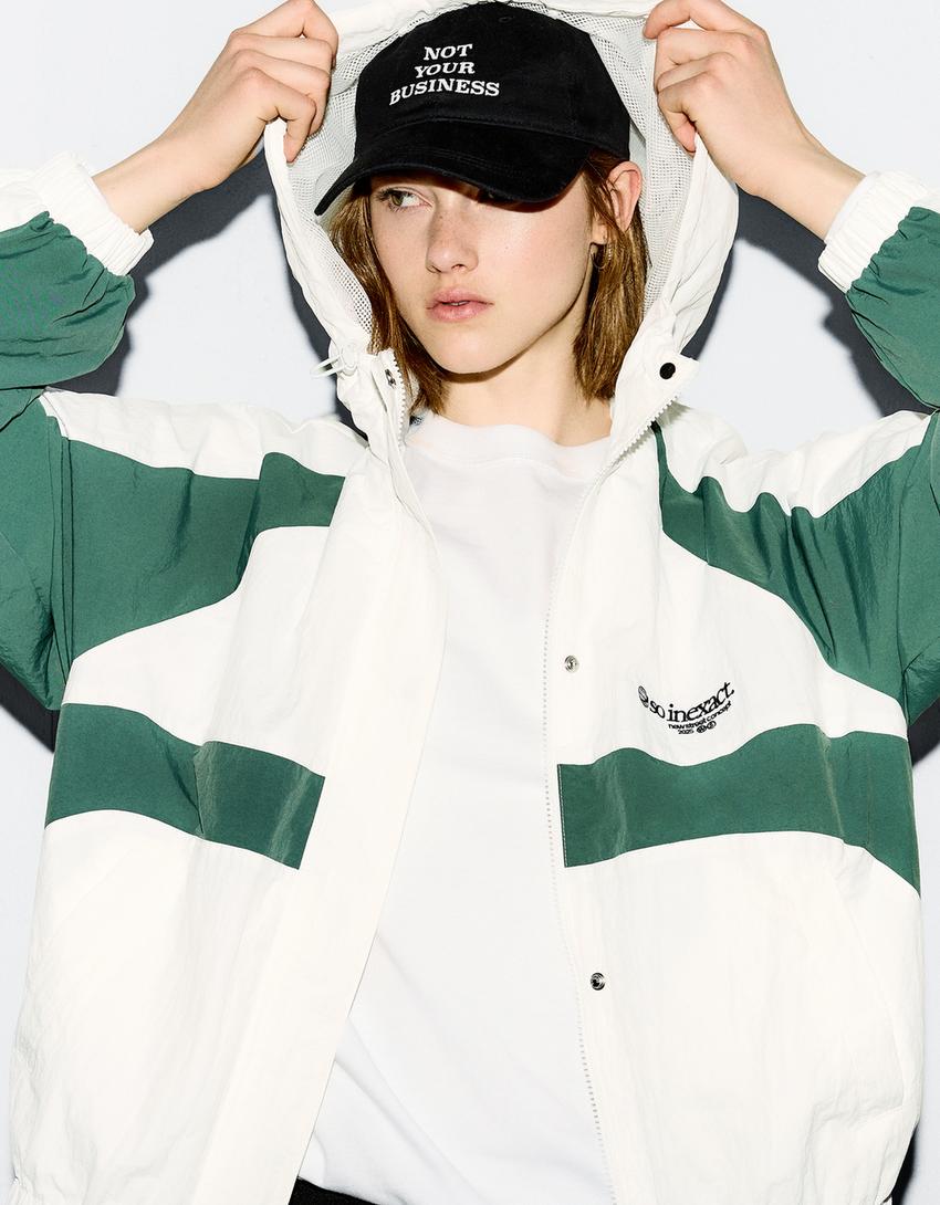 

Техническая куртка с капюшоном Bershka, белый