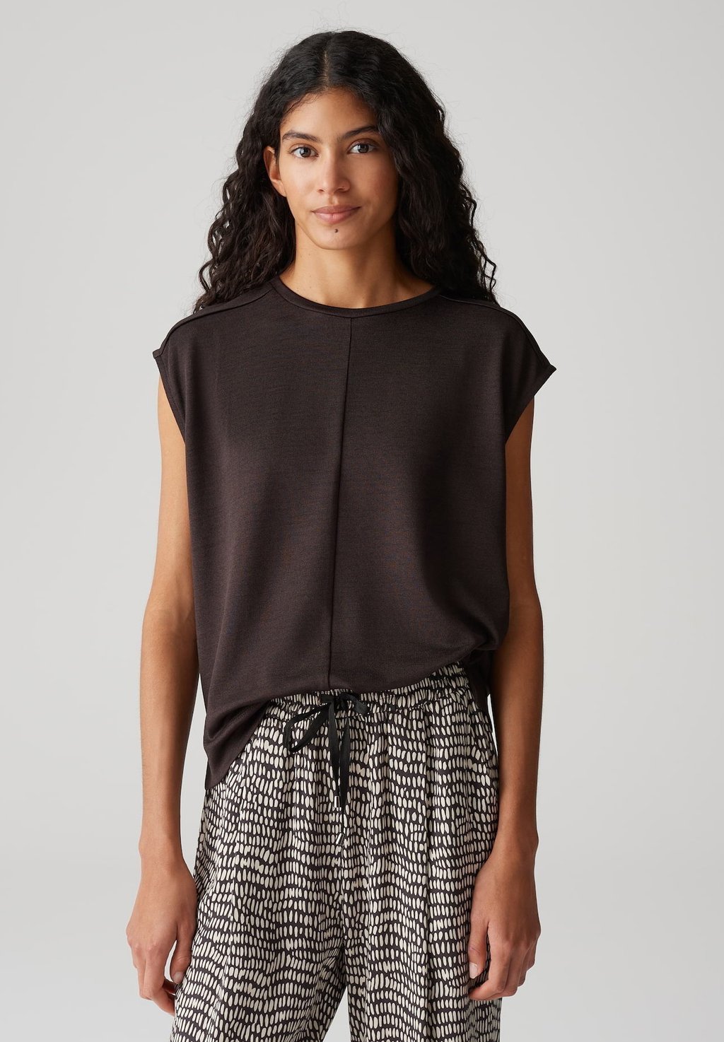 

Базовая футболка REGULAR FIT RIB OPUS, коричневый