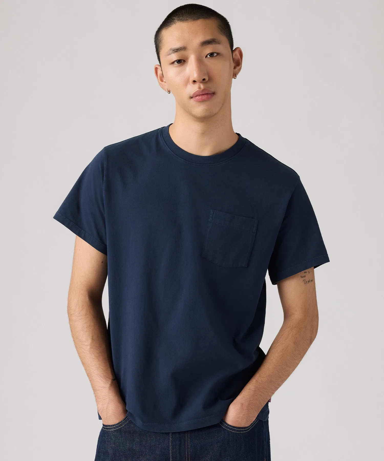 Мужская футболка Levi's Essential с карманом тёмно-синяя — фото 3
