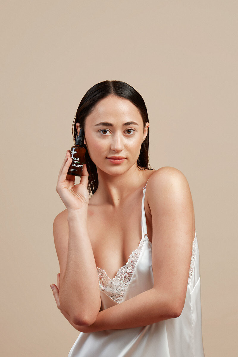Veoli Botanica, Нормализующее и успокаивающее водное средство для мытья головы Hair The Balance с 3% Polyplant Hair и 3% Prorenew Complex Clr, 50 мл — фото 4