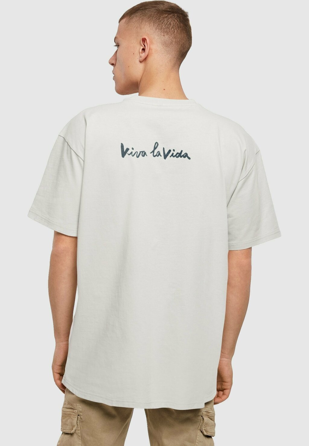 

Футболка с принтом FRIDA KAHLO VIVA LA VIDA 2 HEAVY OVERSIZE TEE Merchcode, светло-серый
