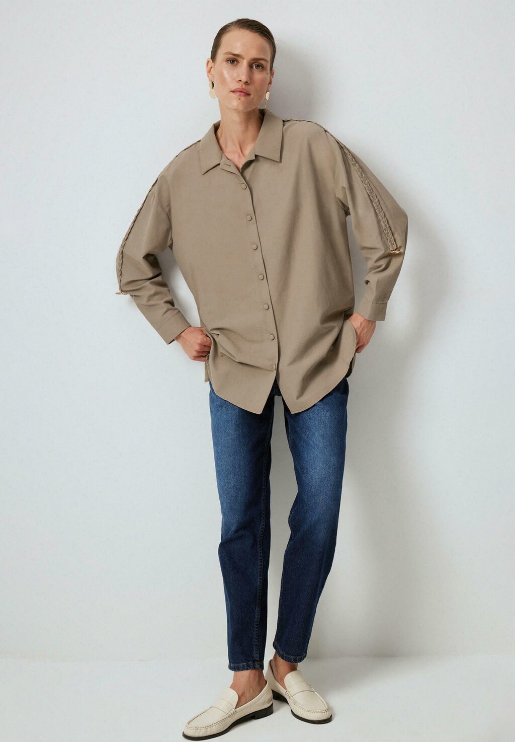 

Блузка на пуговицах WITH EMBROIDERED SLEEVES Touché Privé, песочный