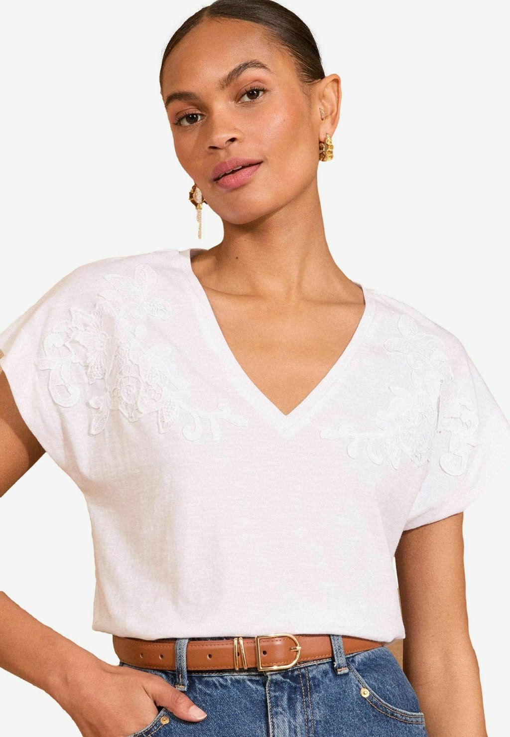 

Базовая футболка PETITE FIT-V-NECK Love & Roses, белый