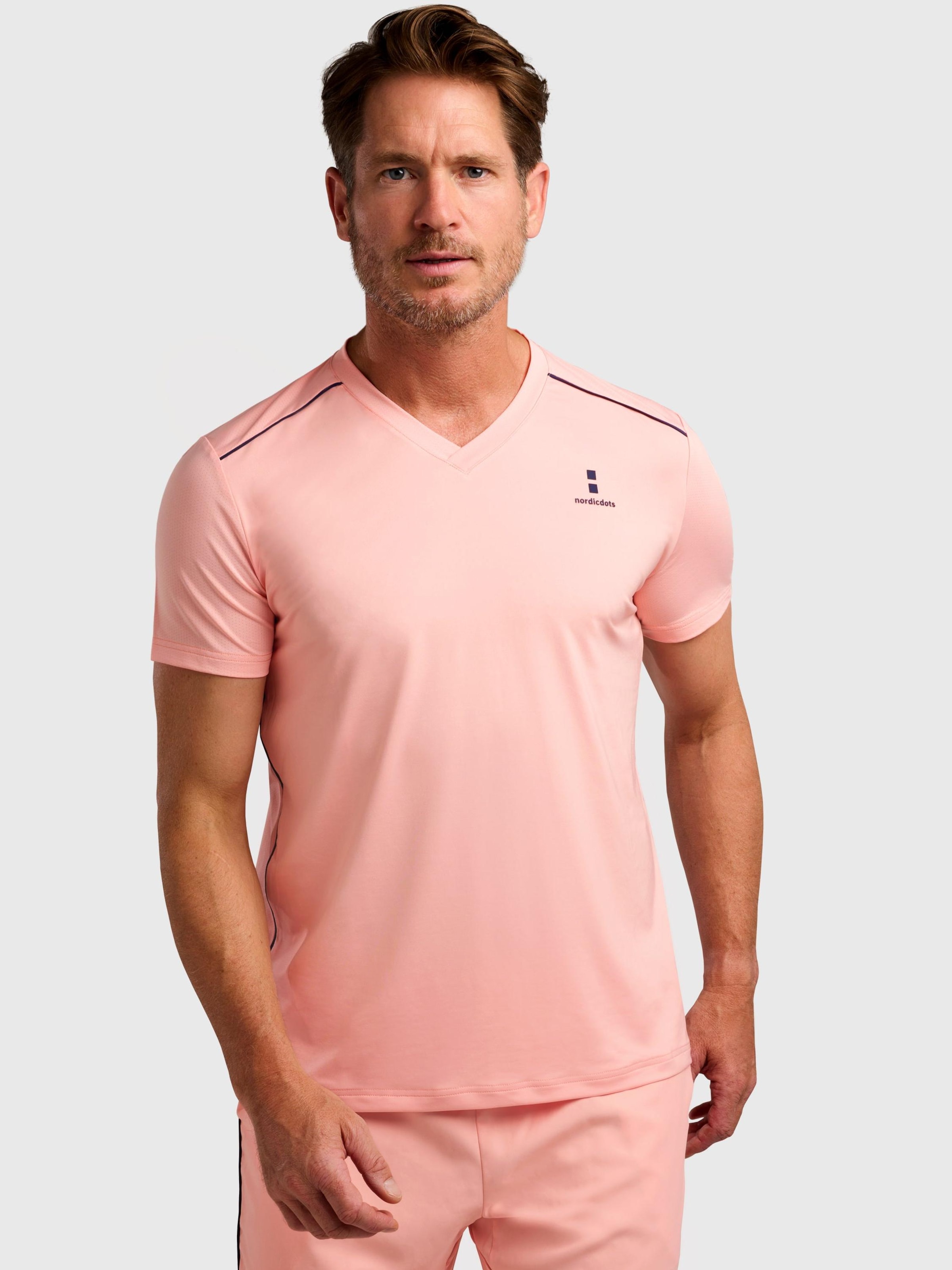 

Nordicdots Футболка 'Performance V-Tee' в персиковом цвете