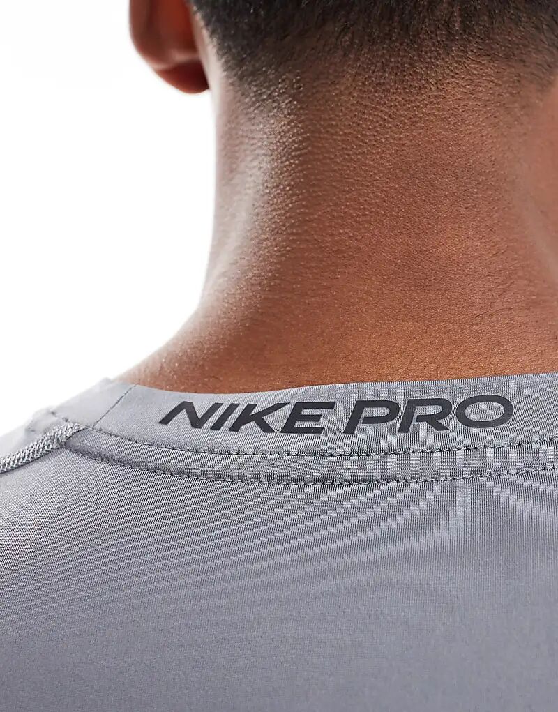 Топ Dri-FIT Muscle Fit серого цвета Nike Training — фото 4