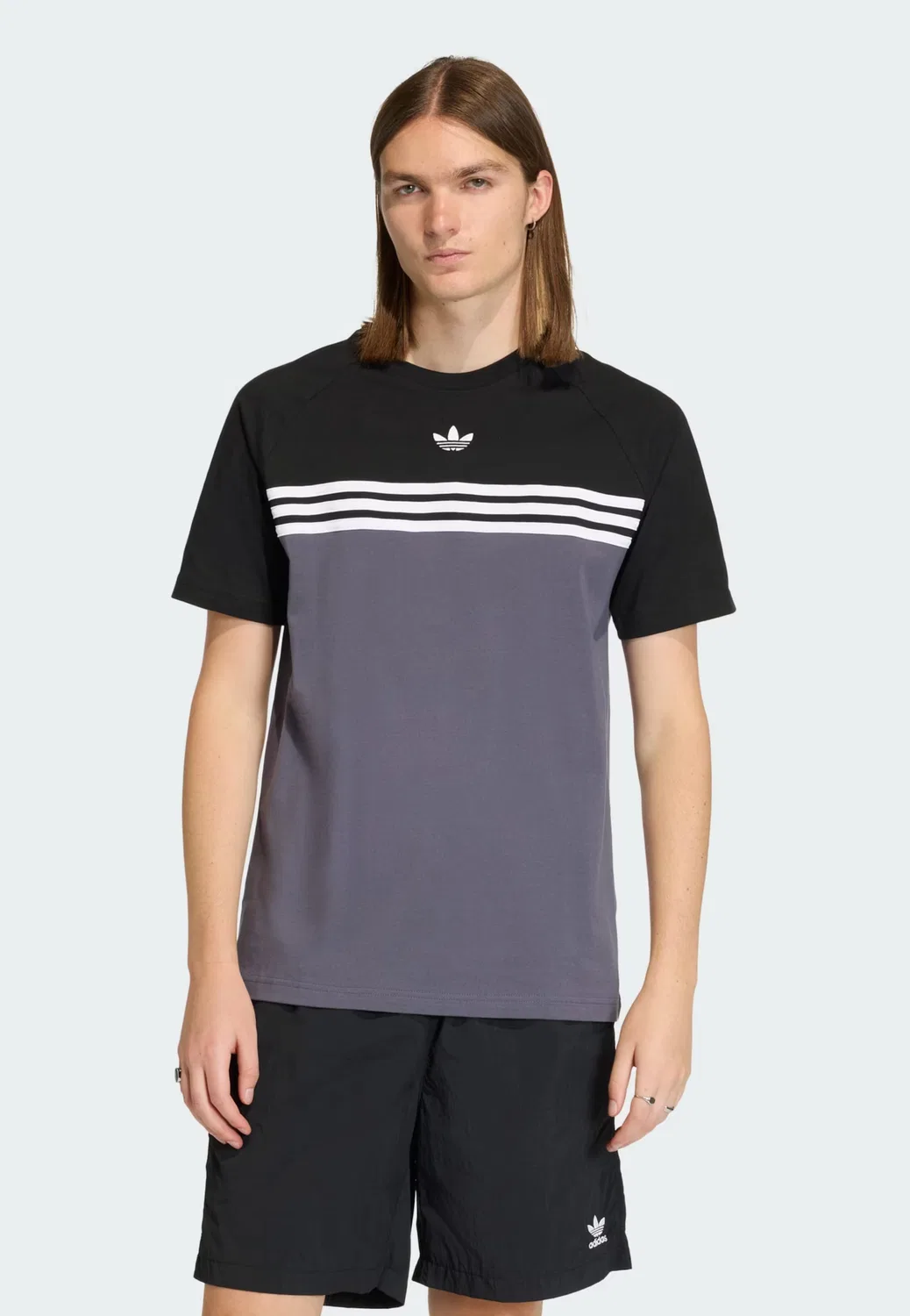 Футболка Adidas Originals CHEST STRIPES цвета базальтово-серый — фото 2