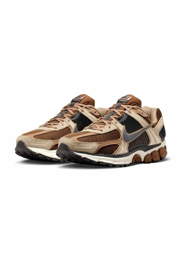 Кроссовки zoom vomero Nike Sportswear, Light British Tan British Khaki Linen Dark Smoke Grey — фото 2