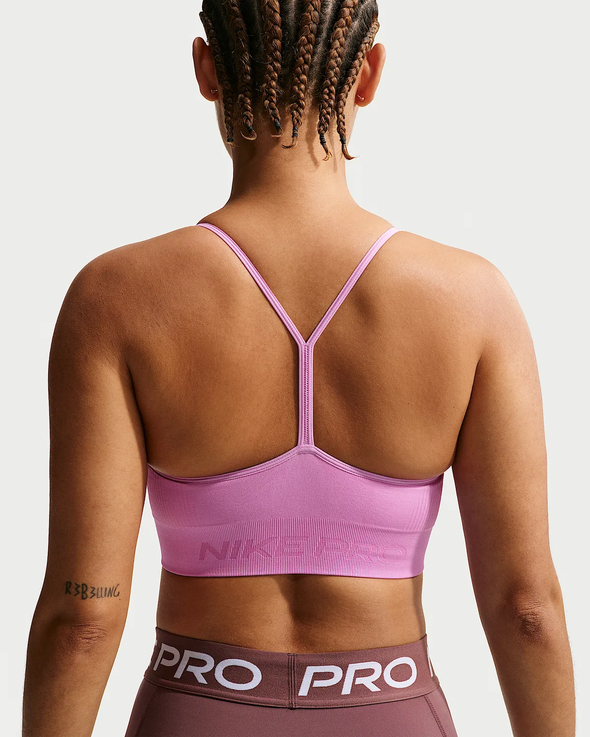 Женский спортивный бюстгальтер Nike Pro Seamless с легкой поддержкой и чашками, Light Magenta — фото 2