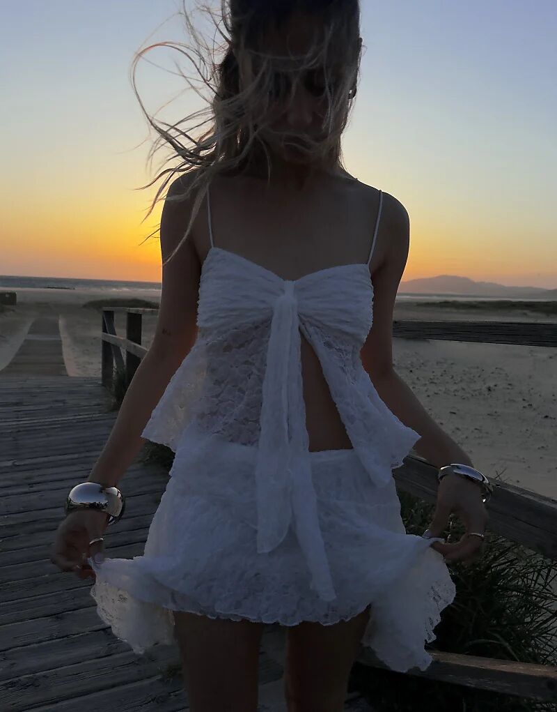 

Топ Bershka с кружевом и бретельками белого цвета