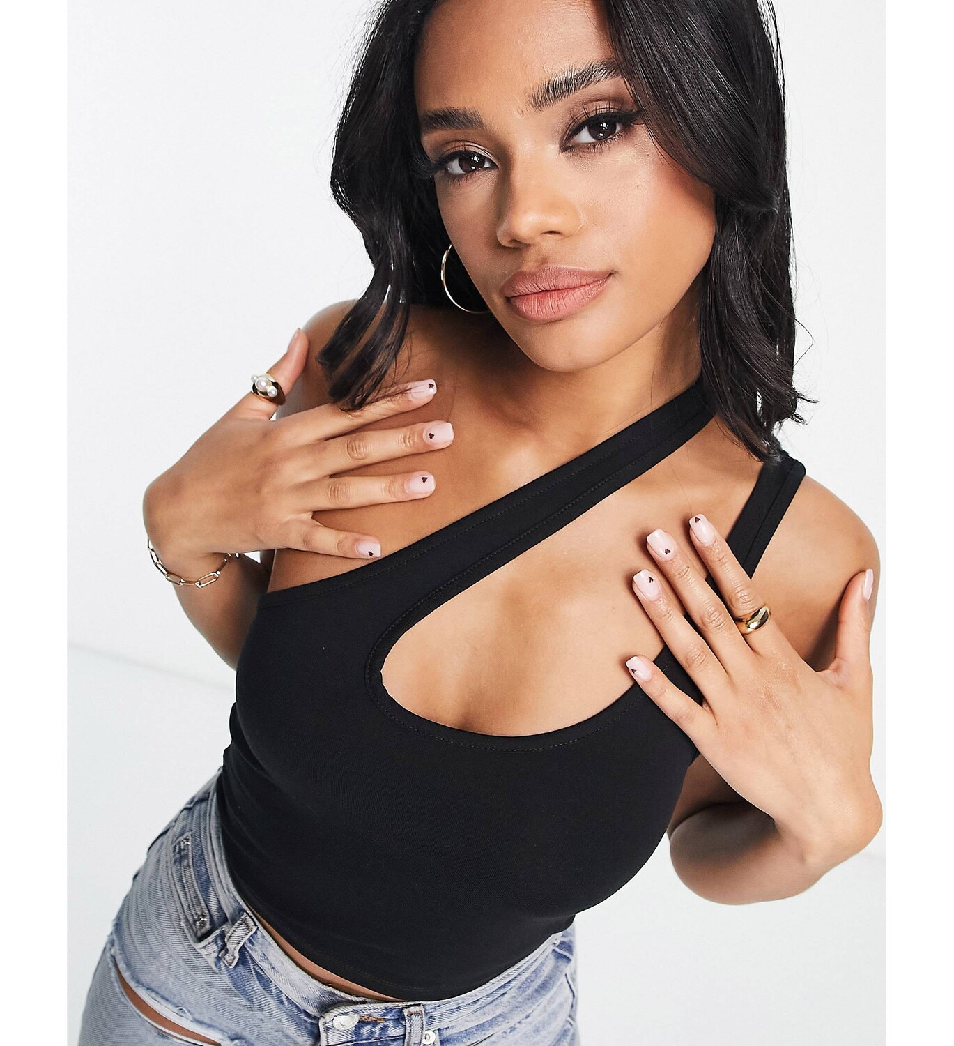 

Черный асимметричный укороченный топ с бретелями и вырезами ASOS DESIGN