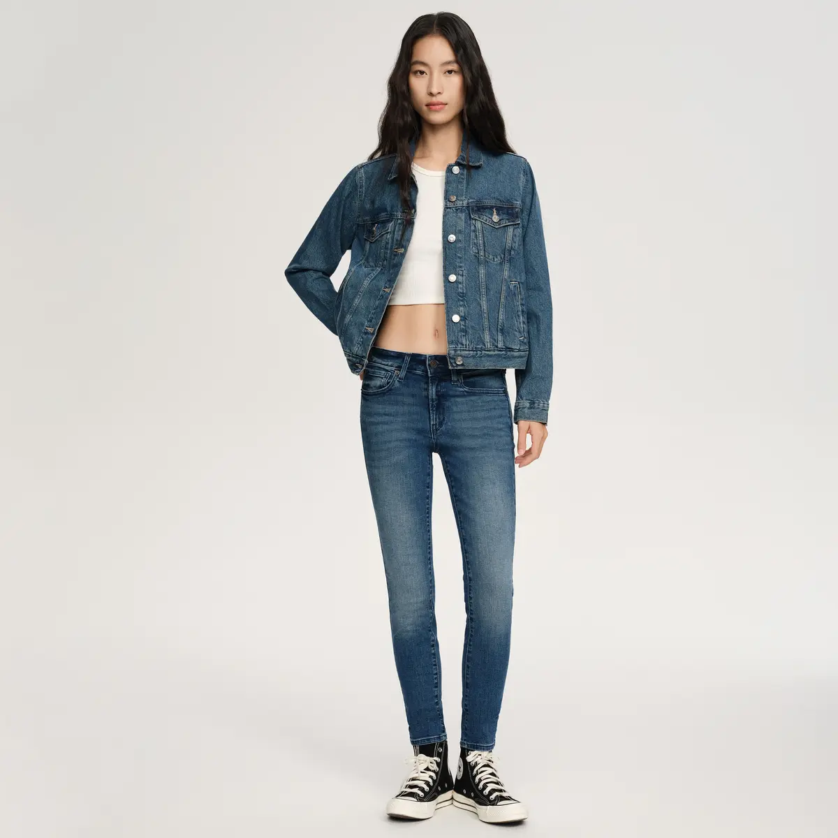 GAP Джинсовая куртка женская средняя потертая, Medium Washed — фото 4
