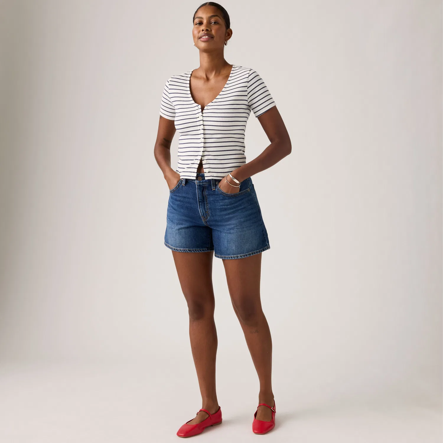 Легкие женские шорты средней длины с затяжкой Levi's, Medium Wash