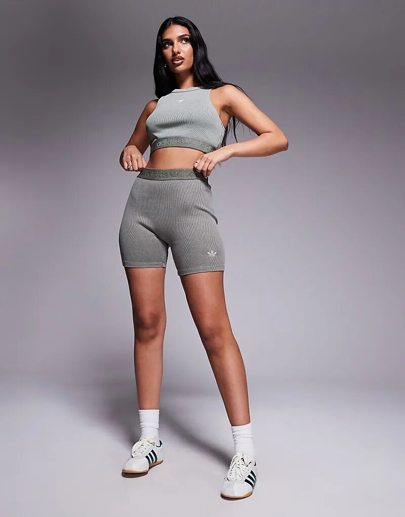 

Короткие шорты adidas Originals в рубчик цвета хаки