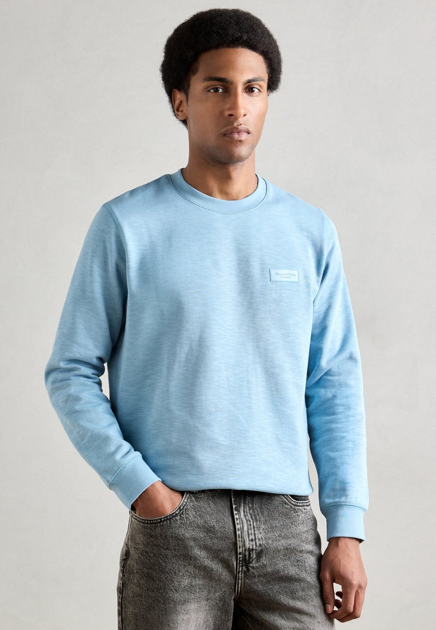 

Толстовка Marc O'Polo LONG SLEEVE CREW NECK BADGE, Blue Dawn/Light Blue, Синий, Толстовка Marc O'Polo LONG SLEEVE CREW NECK BADGE, Blue Dawn/Light Blue
