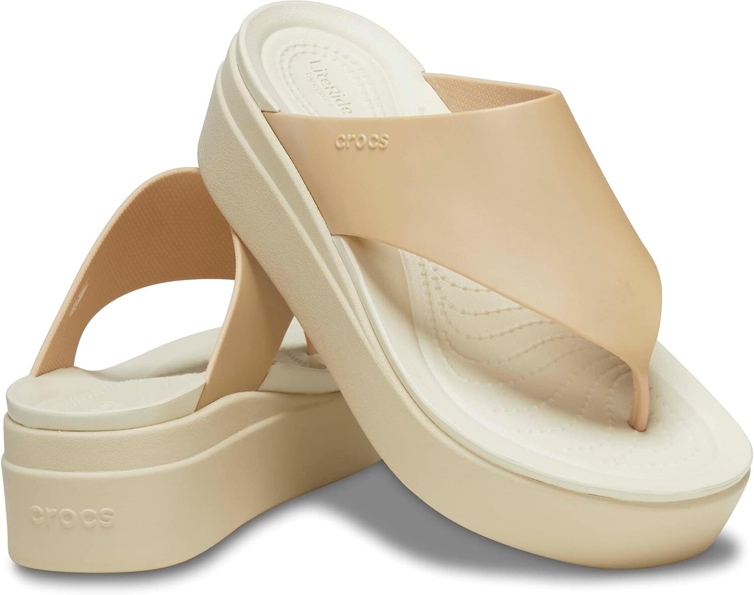 

Сандалии Crocs Brooklyn Flip Low Wedge, цвет Champagne/Bone Metallic