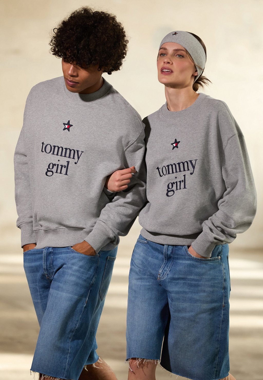 

Толстовка GIRL GRAPHIC CREW NECK UNISEX Tommy Jeans, серый