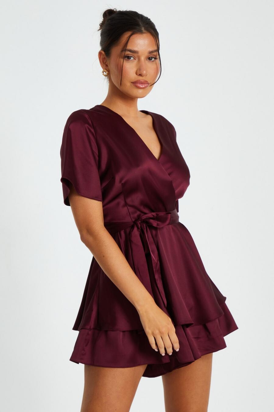 

Темно-красный атласный комбинезон с запахом и ярусами QUIZ Clothing