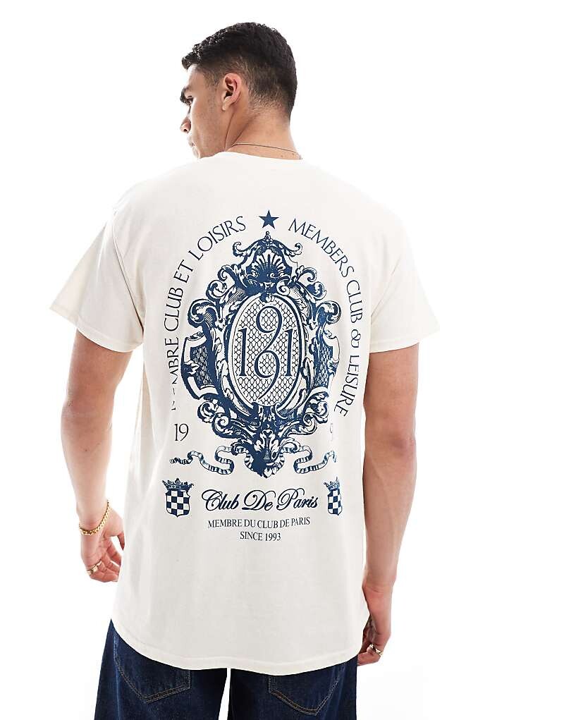 

Бежевая футболка свободного кроя с принтом в виде щита на спине ASOS DESIGN