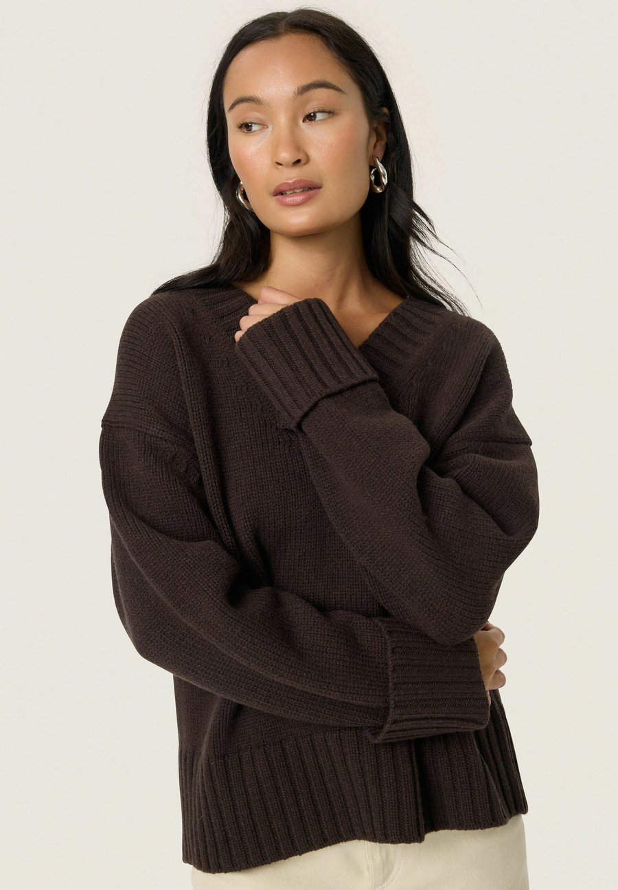 

Джемпер Soaked in Luxury Jumper, Chocolate Torte/Dark Brown