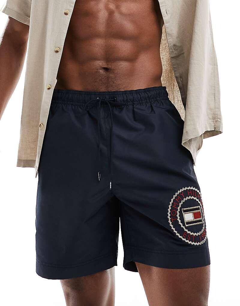 

Темно-синие длинные шорты для плавания с кулиской и логотипом Tommy Hilfiger