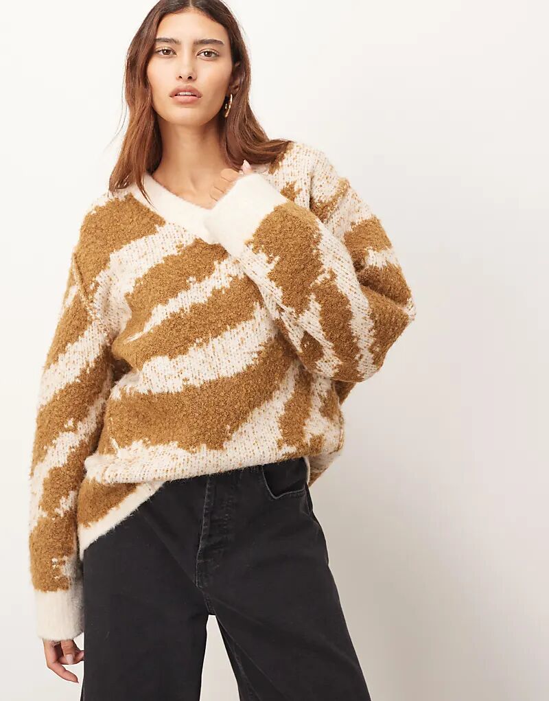 

Джемпер свободного кроя ARRANGE с V-образным вырезом и закругленным подолом в цвете «ириска» и «кремовый тигр»