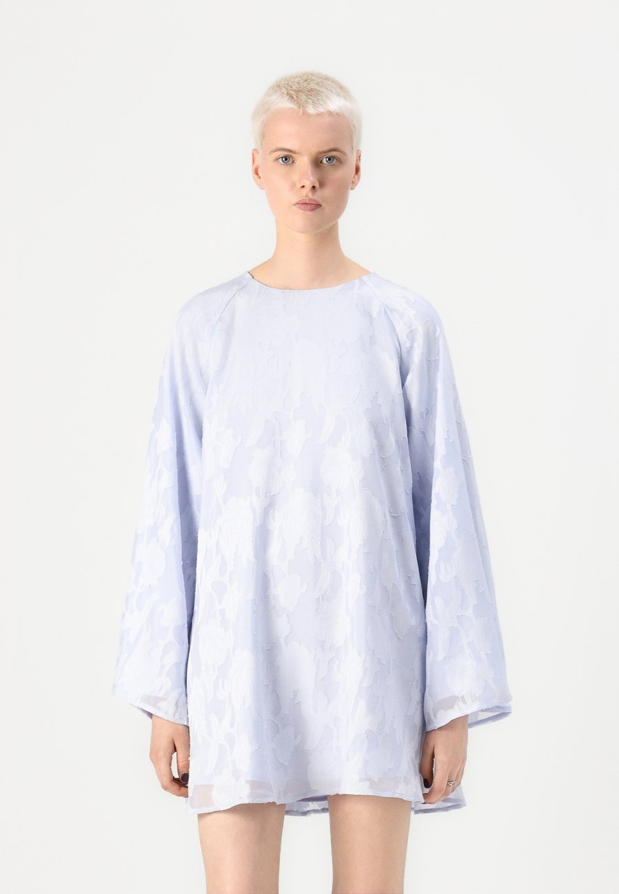 

Платье Gina Tricot WIDE FLOWY FLORAL DRESS, Heather/Light Blue