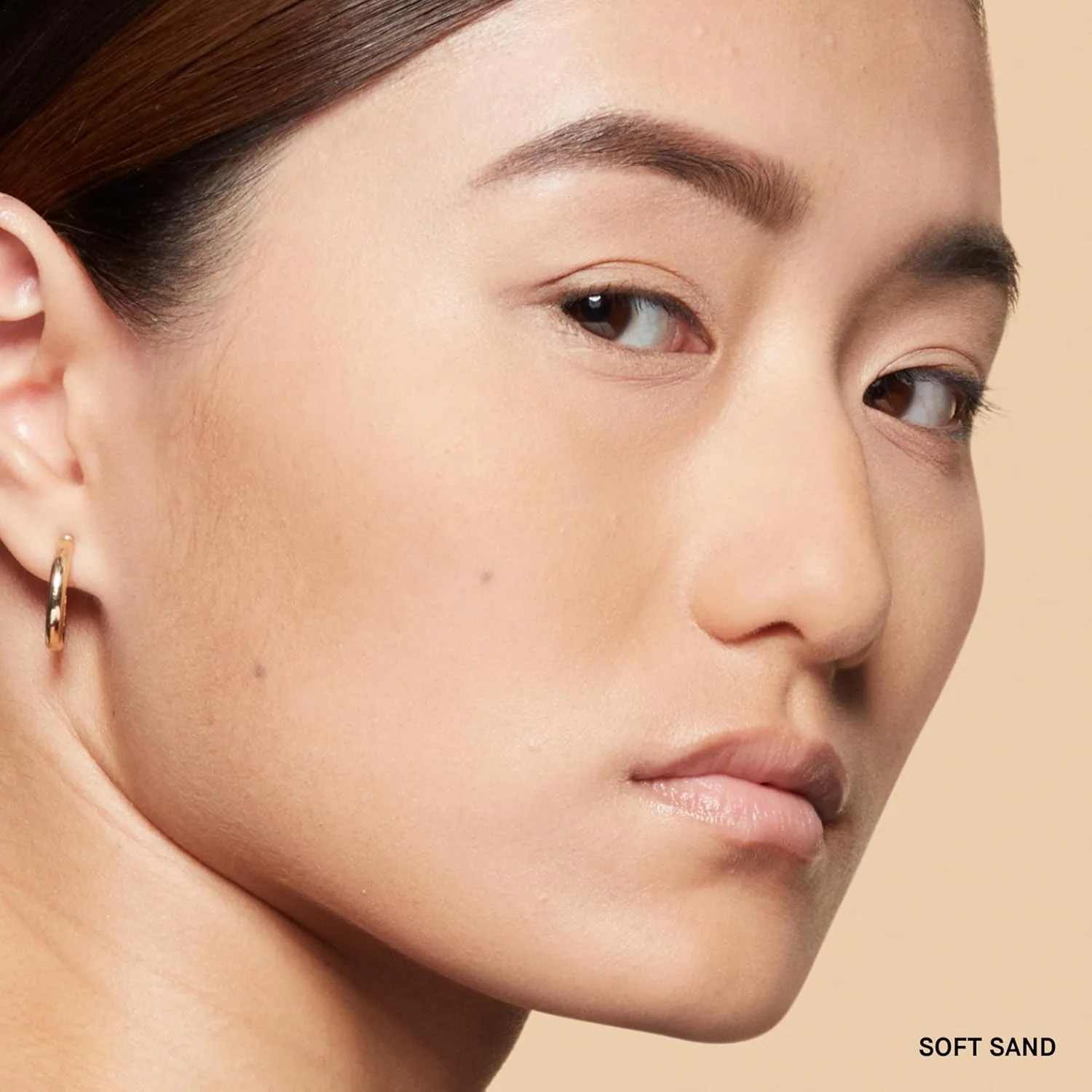 Прессованная пудра Bobbi Brown Sheer Finish | Матирующая фиксирующая пудра, впитывающая излишки кожного сала, для контроля блеска в течение всего дня | В комплекте пуховка, 0,32 унции, 03 Soft Sand (Medium beige) — фото 4