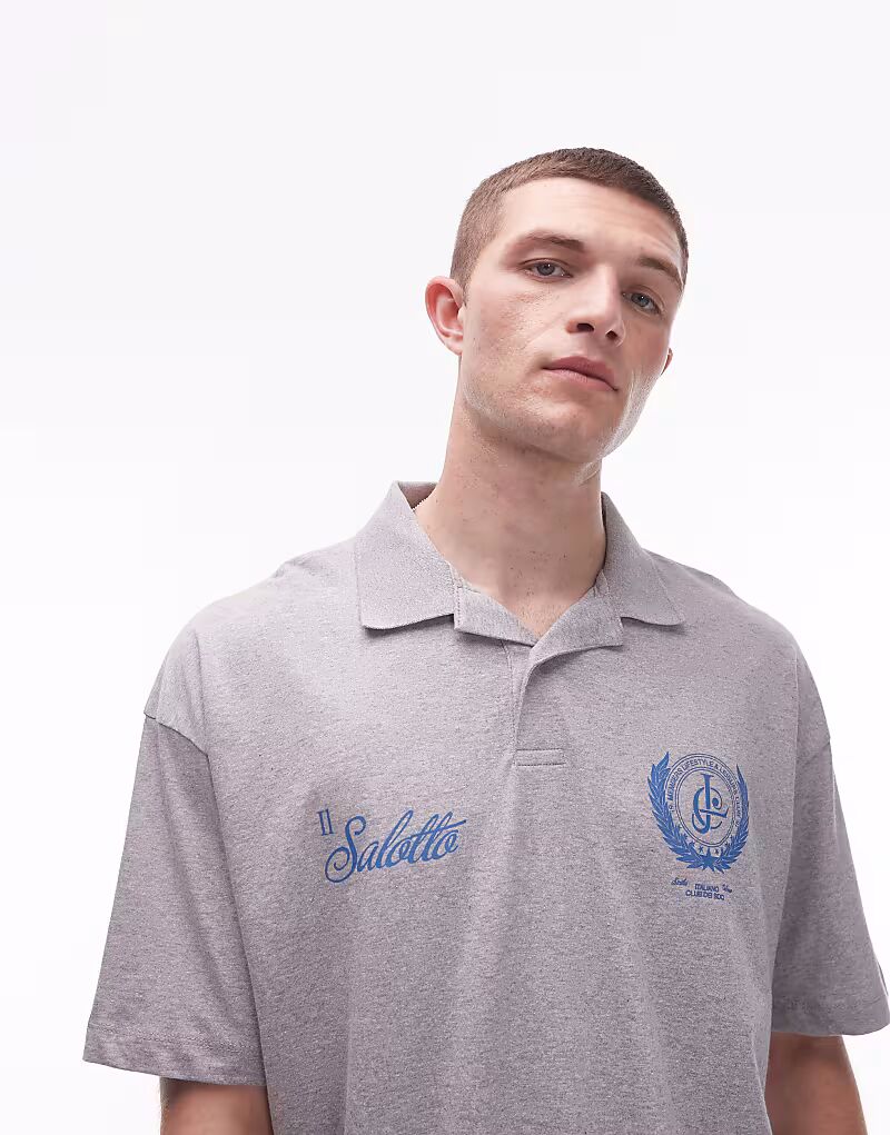 

Поло свободного кроя с короткими рукавами и принтом на груди ASOS DESIGN серого меланжевого цвета
