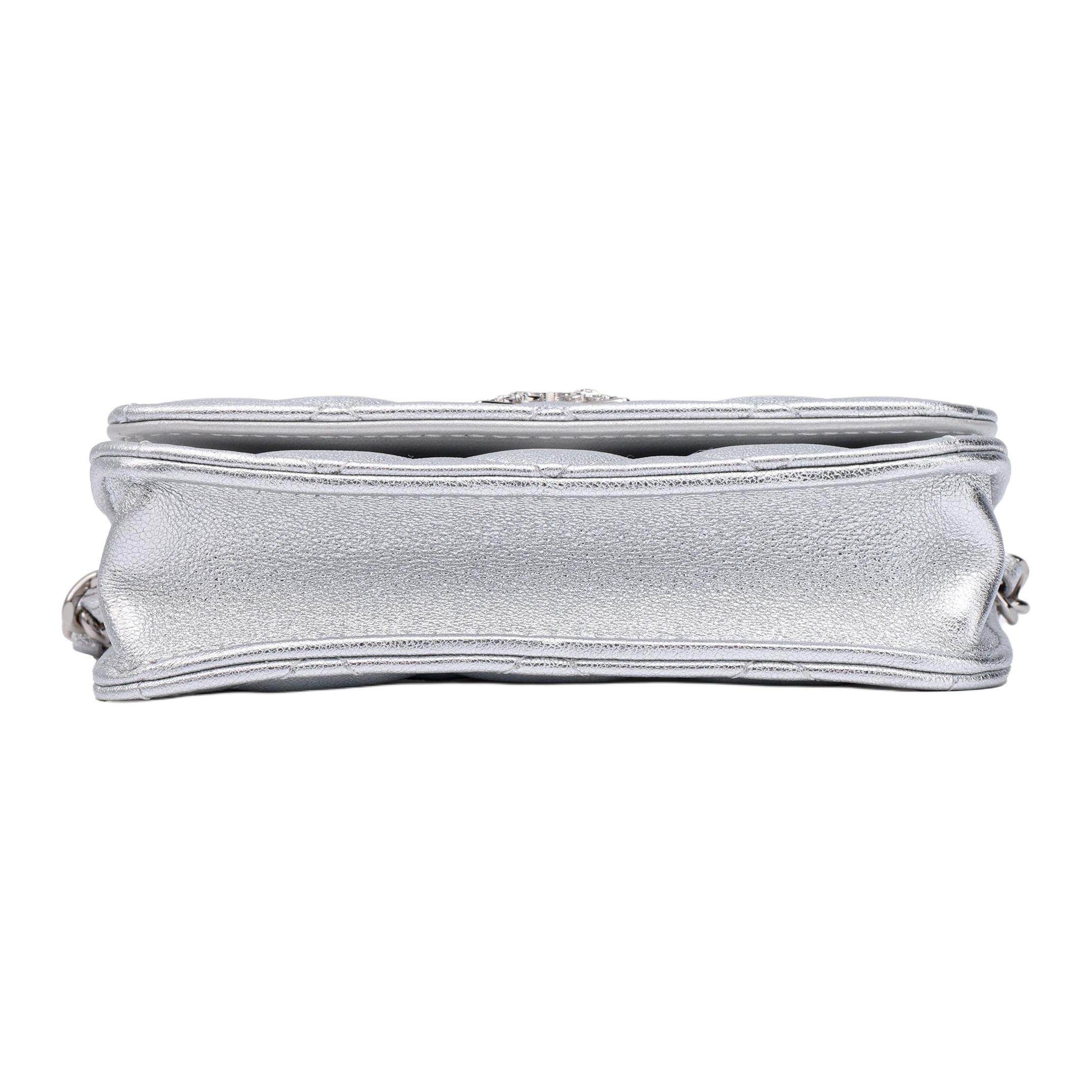 CHANEL Сумка через плечо из овчины с серебристой пряжкой, кроссбоди женская Silver — фото 4