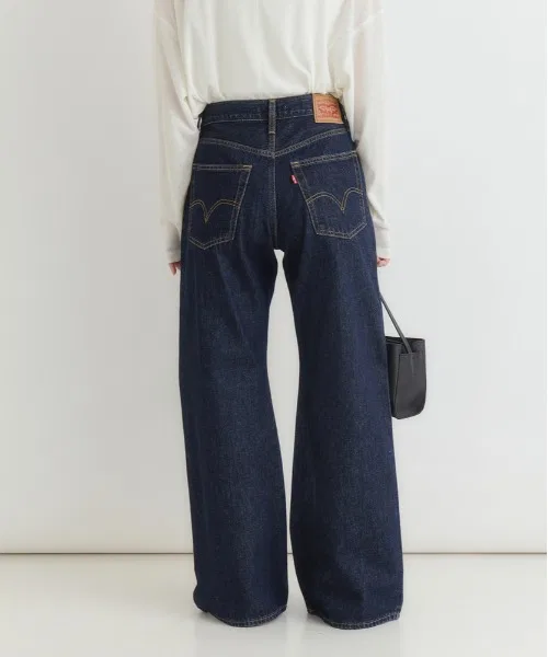 【Levi's】Джинсы средней длины свободного кроя, расклешенные книзу (удлиняют ноги / темно-синий цвет / оригинальные детали) — фото 4