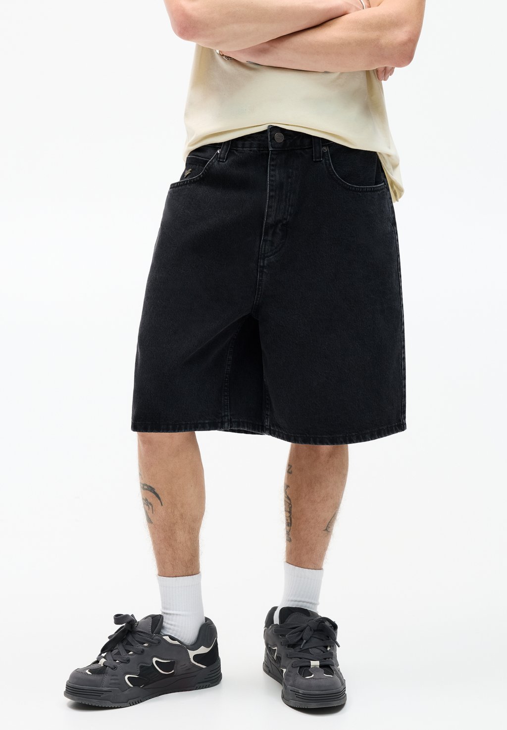 

Джинсовые шорты LOOSE BAGGY- BERMUDA PULL&BEAR, черный