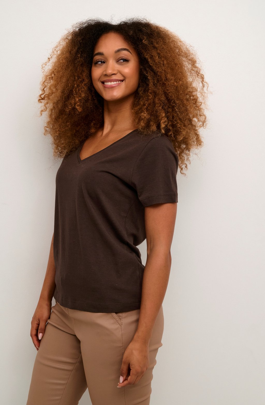 

Базовая футболка NAIA DEEP V-NECK Cream, темно-коричневый