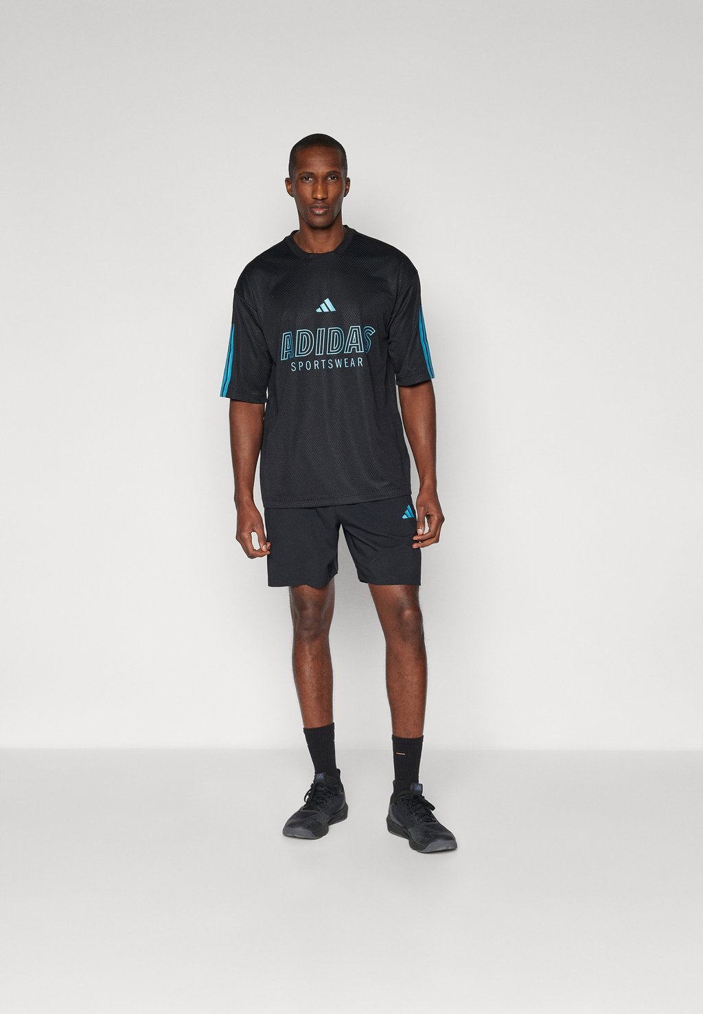 

Футболка с принтом HOUSE OF TIRO SHORT SLEEVE adidas Sportswear, черный