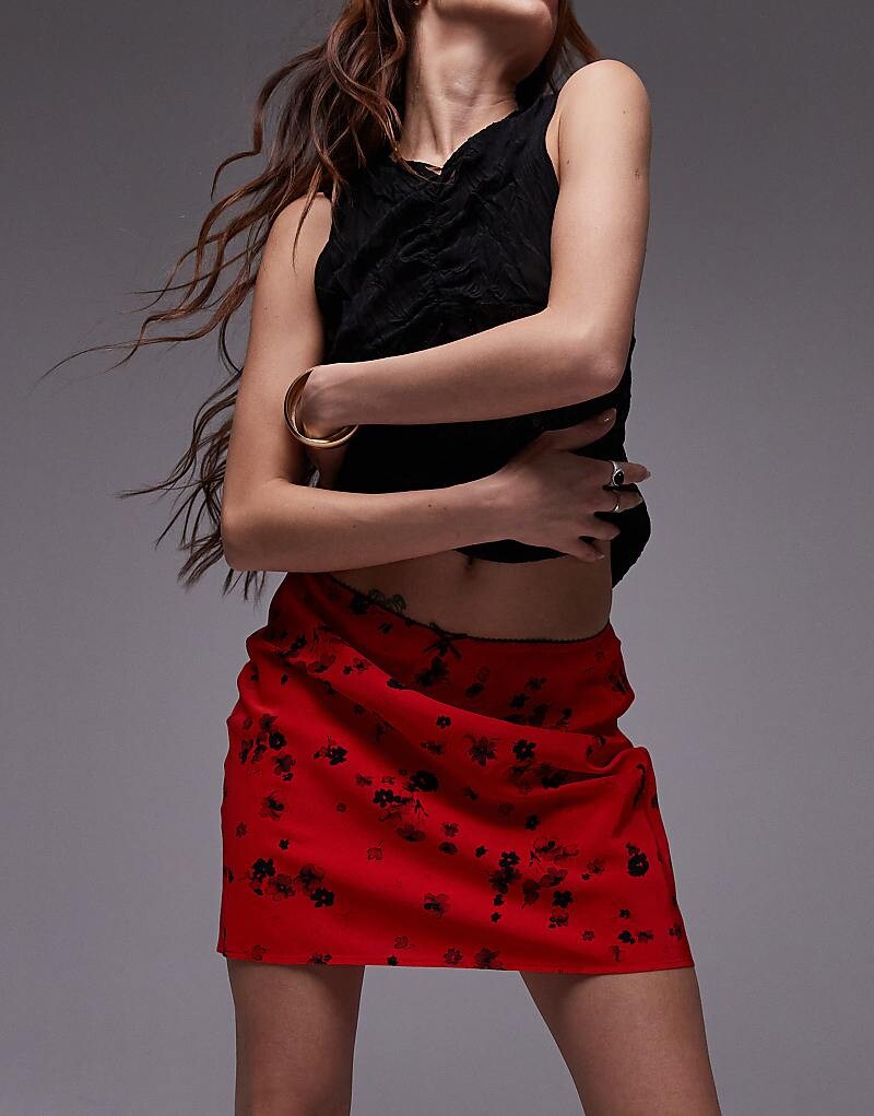 

Topshop – Красная мини-юбка с черными цветами и косым кроем